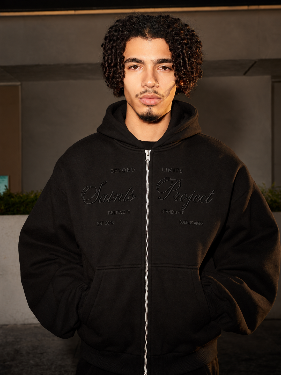 Modelo con la Campera Saints de frente