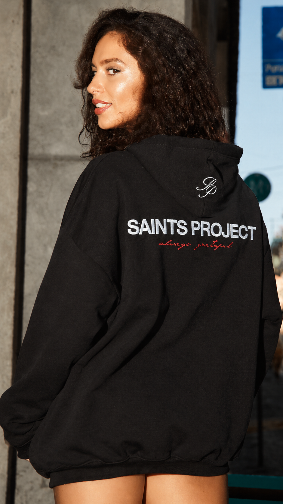 Modelo con la Campera Faith de espaldas